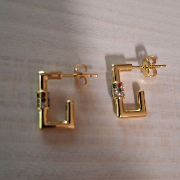 🎁Gold Multicolor Square CZ Carabiner Huggie Hoops Earring - Picture 4 of 7